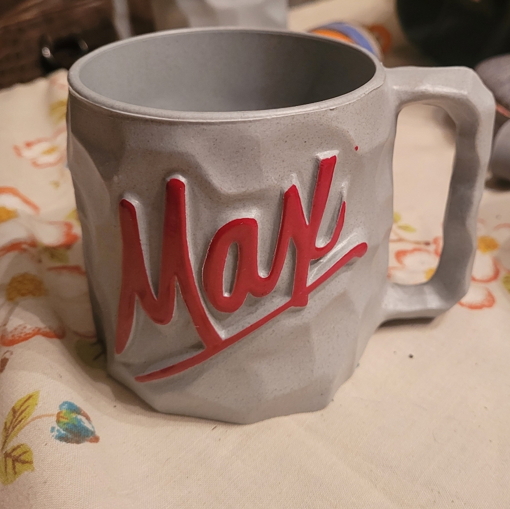 Max Vintsge Red and Gray Plastic Mug